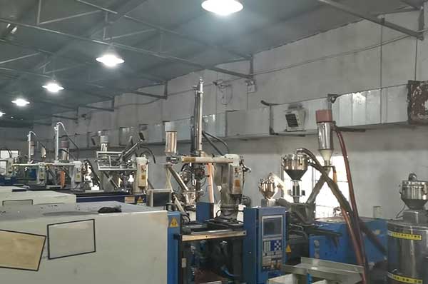 注塑车间高温潮湿难解决?乐清约伯电子：选用格美粤蒸发冷空调高效破局