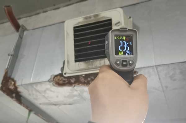 注塑车间高温潮湿难解决?乐清约伯电子：选用格美粤蒸发冷空调高效破局